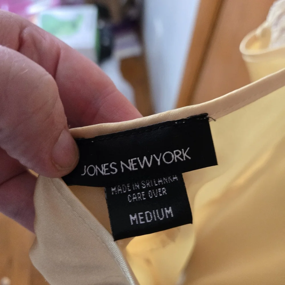 Elegant Yellow Lace-Trimmed Nightgown - Picture 4 of 6